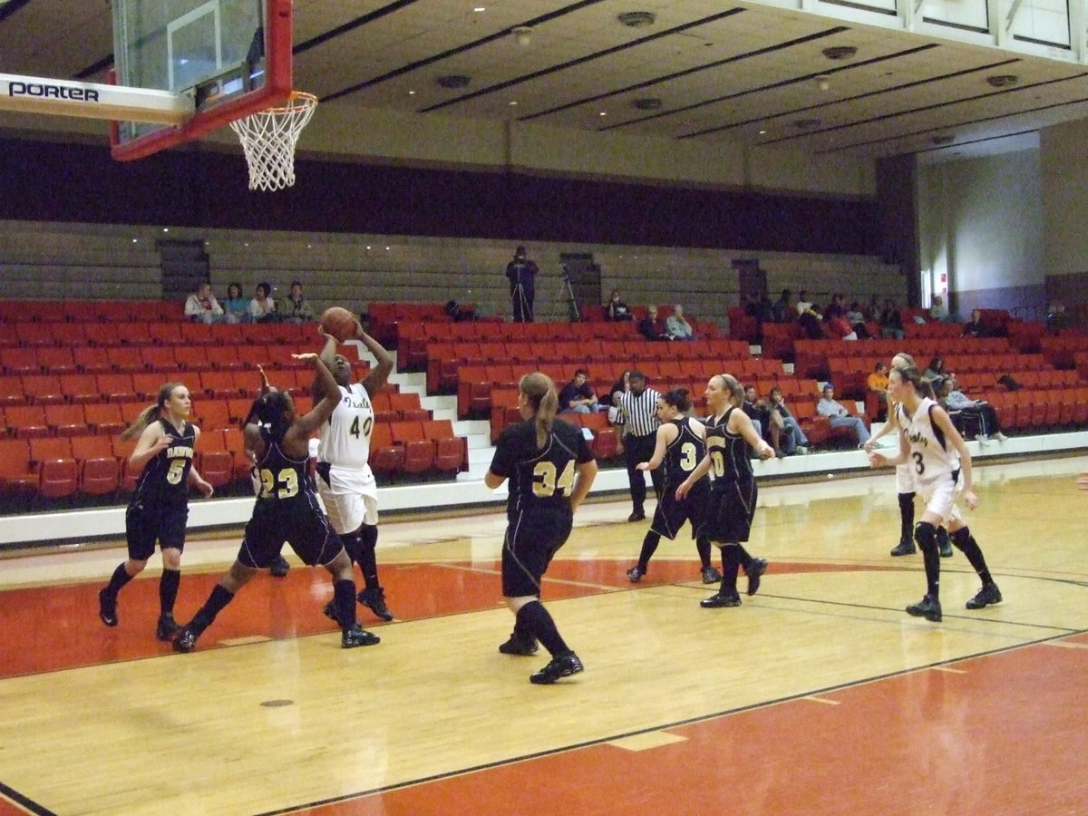 Image: Reed Won’t Be Denied — Italy’s #40 Jimesha Reed terrorized Dawson in the paint the whole game.