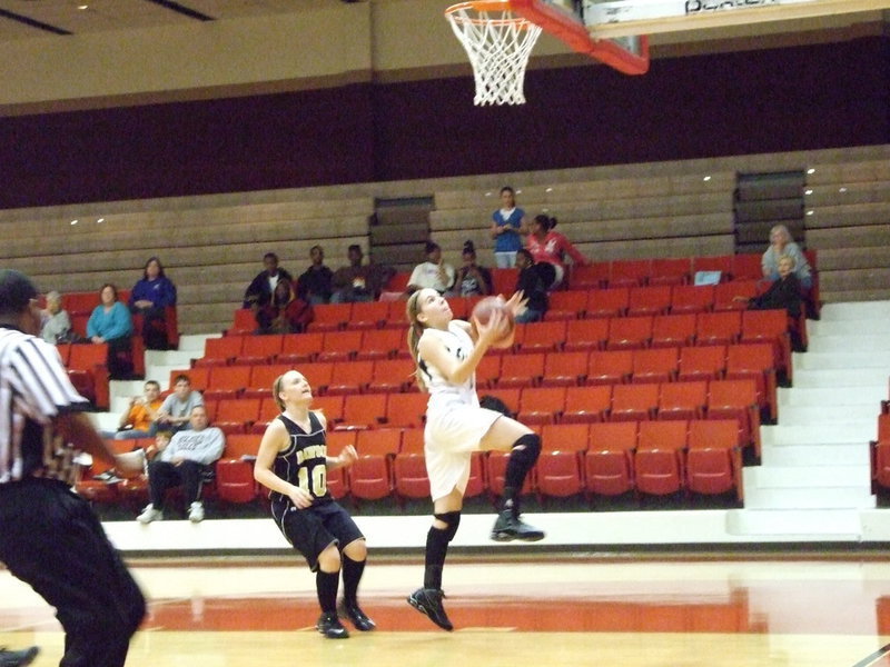 Image: DeMoss Takes Off — All systems check as Italy’s #5 Becca DeMoss skies for 2-points.