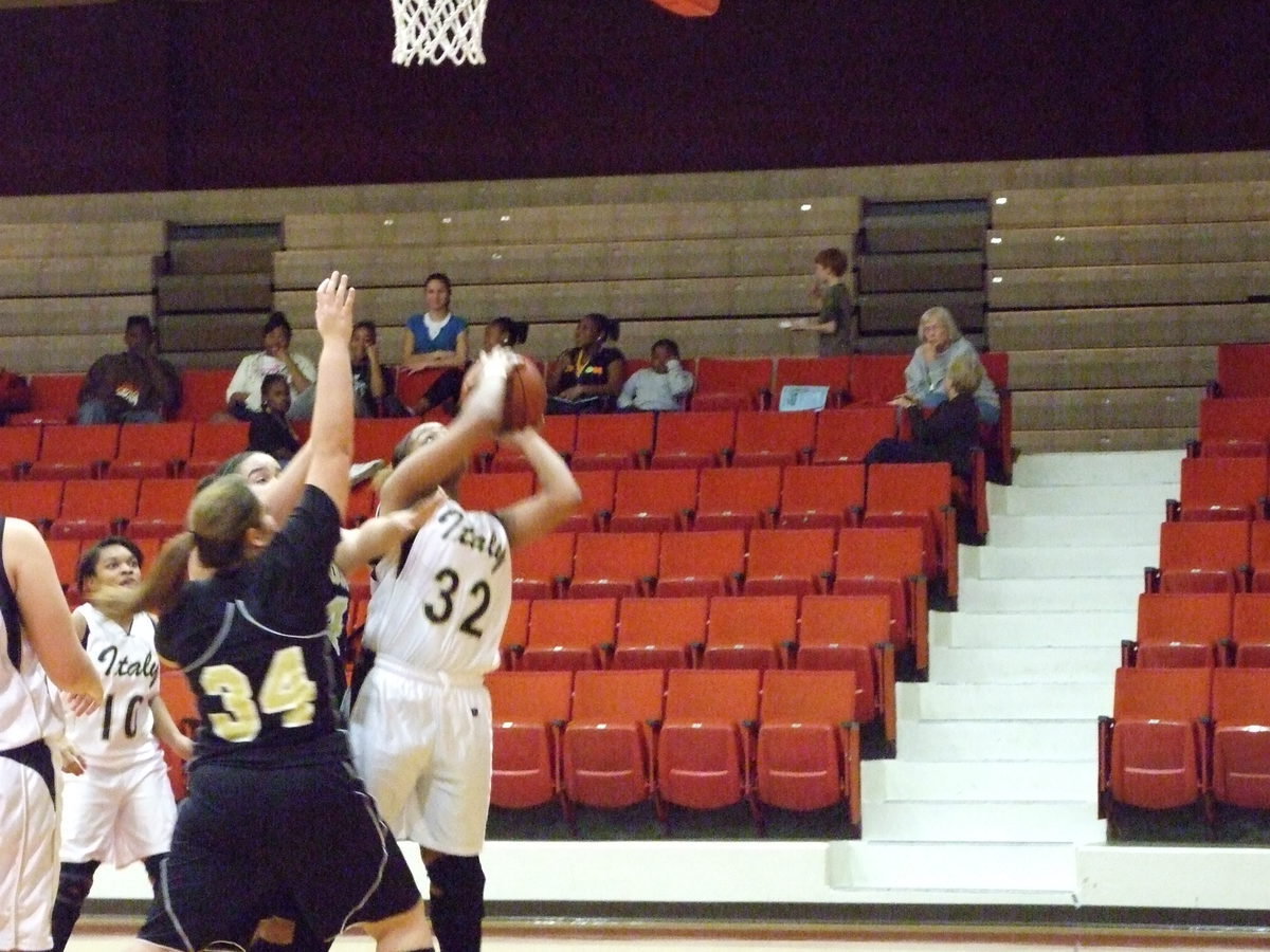 Image: Shay Finds A Way — Italy’s #32 Shay Fleming avoids contact to get a bucket.