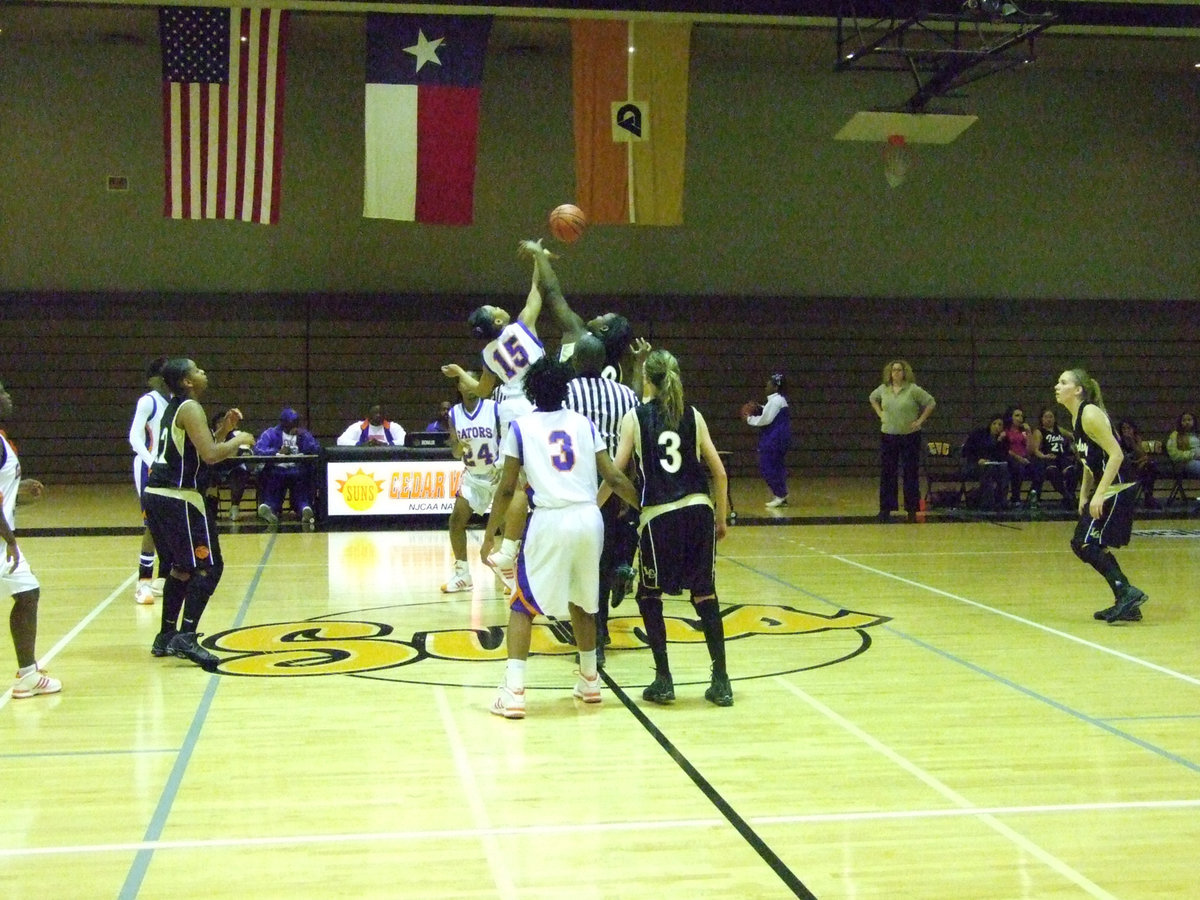 Image: Reed Tips-Off — Italy’s Jimesha Reed tries to control the tip for the Lady Gladiators.