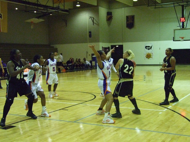 Image: Richards Looks For Reed — Italy’s #40 Jimesha Reed tries to post up against Gateway.