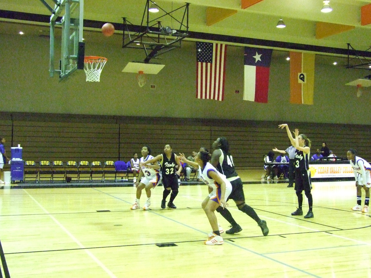 Image: Rossa From the Line — Italy’s #32 Shay Fleming and #40 Jimesha Reed go for the rebound as #3 Kaitlyn Rossa releases the shot.