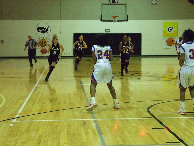 Image: DeMoss Pushes — Italy’s #5 pushes the ball toward the basket.