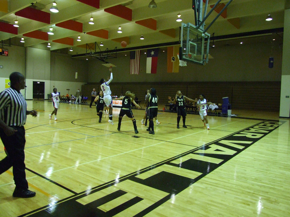 Image: Italy Rebounds — The Gateway Gators try to beat the Gladiator zone defense.