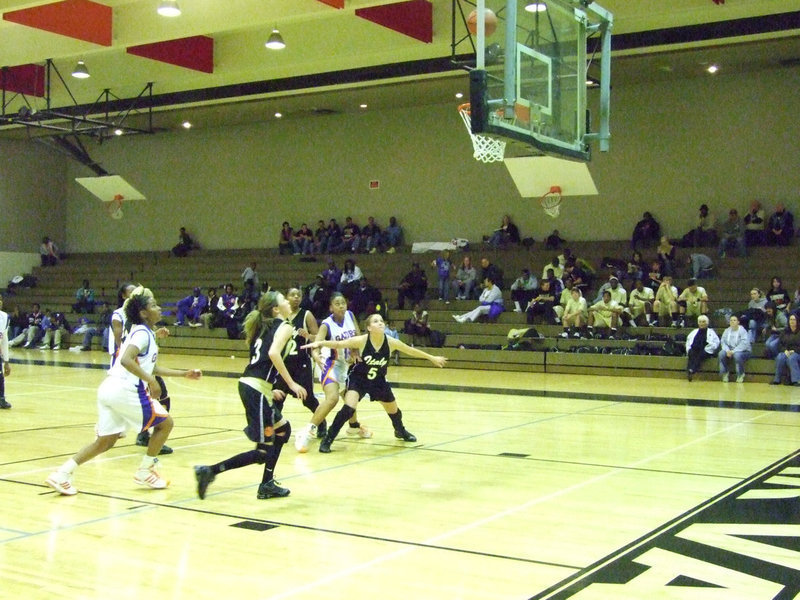 Image: Becca And Rossa — Italy’s #3 Kaitlyn Rossa and #5 Becca DeMoss get in position to rebound the miss.