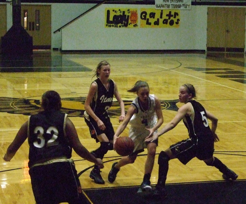 Image: War In The Paint — Italy’s #32 Shay Fleming, #3 Kaitlyn Rossa and #5 Becca DeMoss converge on a renegade Indian.