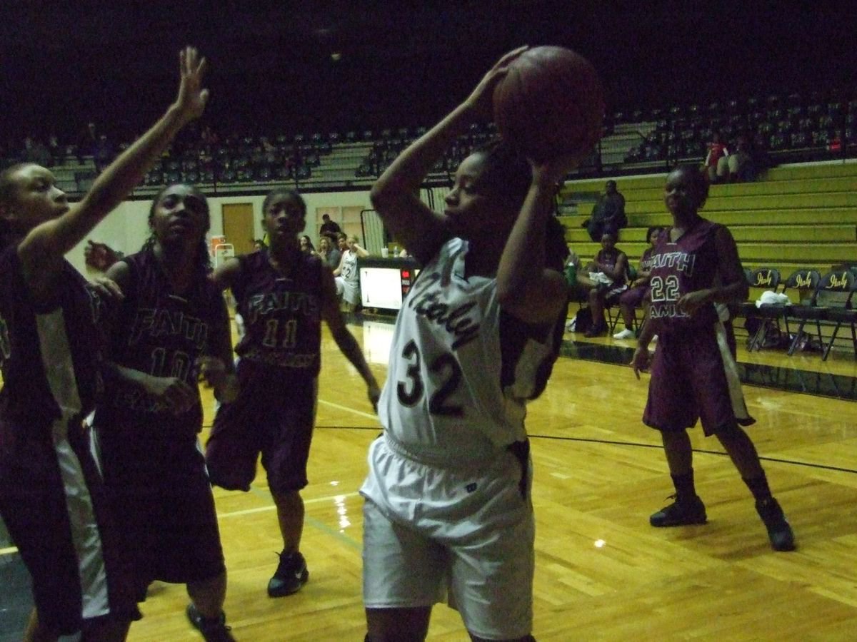 Image: Taking a look — Lady Gladiator Jaleecia Fleming(32) takes a peek into the lane to see if a teammate is open in the paint.