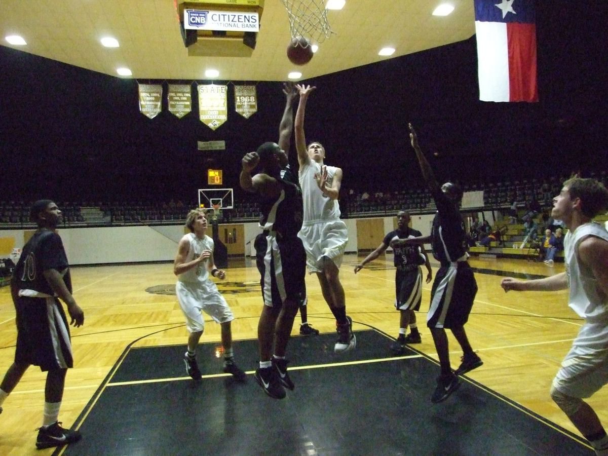 Image: Jase floats a shot — Italy Gladiator Jase Holden(1) floats a shot toward the basket.