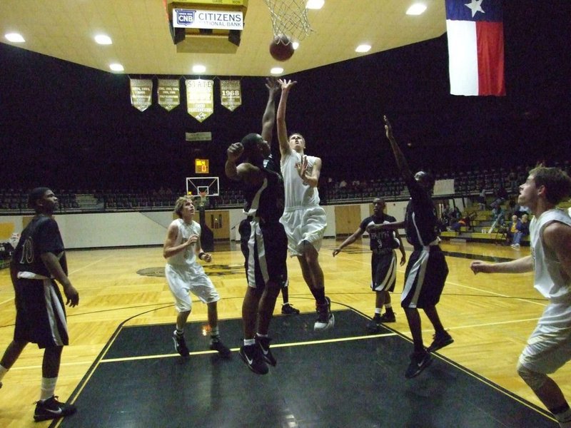 Image: Jase floats a shot — Italy Gladiator Jase Holden(1) floats a shot toward the basket.