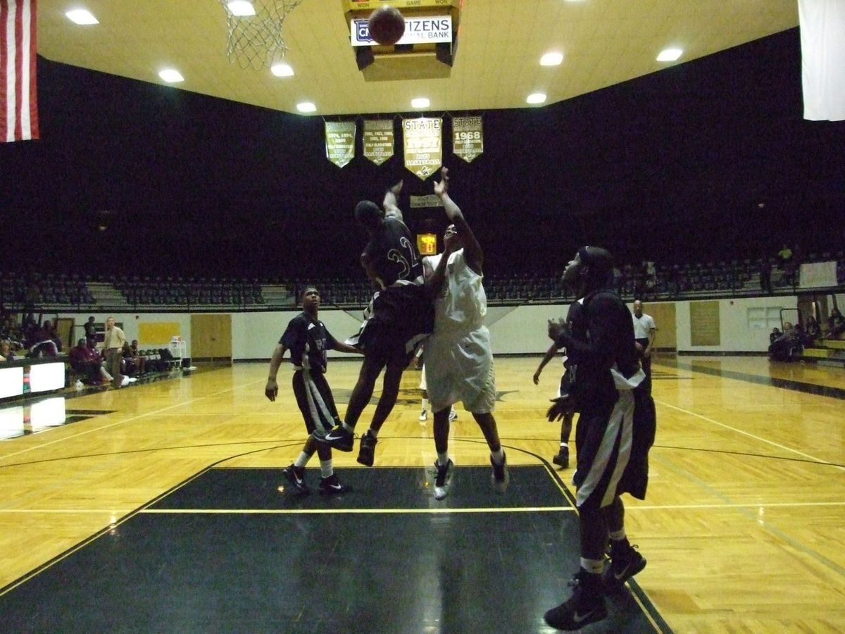 Image: Larry scores — Italy Gladiator Larry Mayberry(13) scores 6-points in the paint.