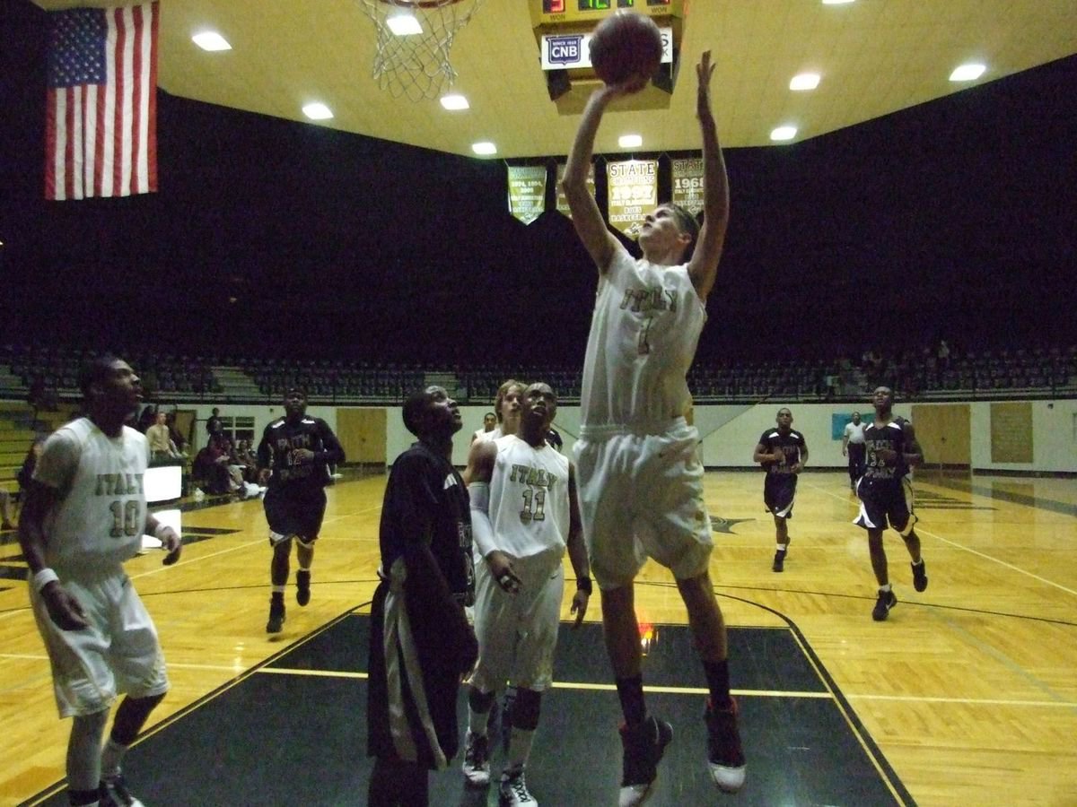 Image: Jase jumps — Italy Gladiator Jase Holden(1) stretches for 2-points against DFFA on Friday.