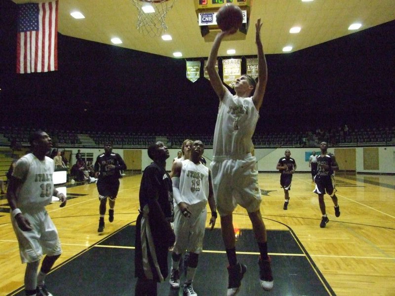 Image: Jase jumps — Italy Gladiator Jase Holden(1) stretches for 2-points against DFFA on Friday.