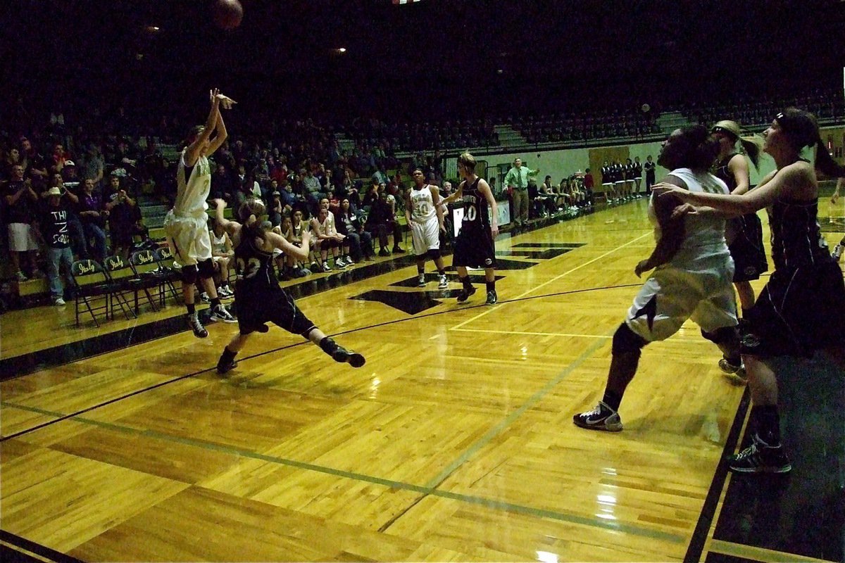 Image: Rossa has range — Kaitlyn Rossa(3) knocks down a “three” during the varsity girls game between Italy and Grandview.