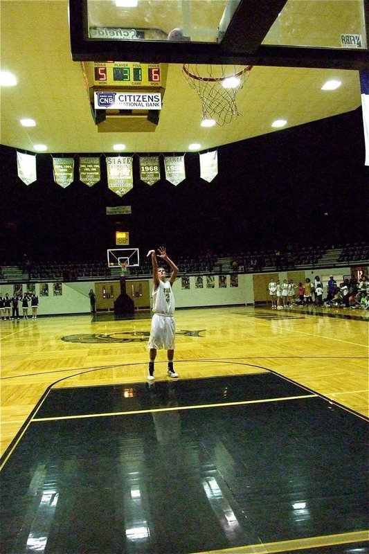 Image: All eyes on Jase — Jase Holden(3) knocks down two free-throws after the quarter expires.