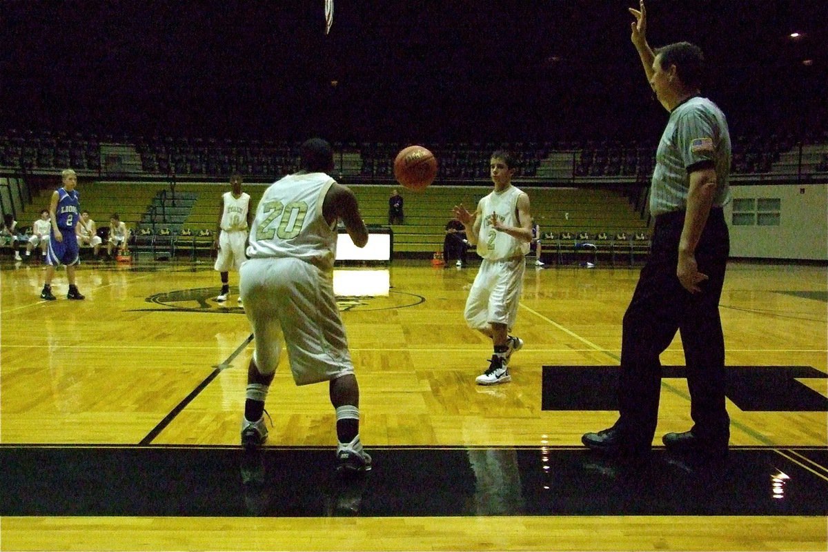 Image: Here we go — Jalarnce Jamal Lewis(20) inbounds to Caden Jacinto(2).