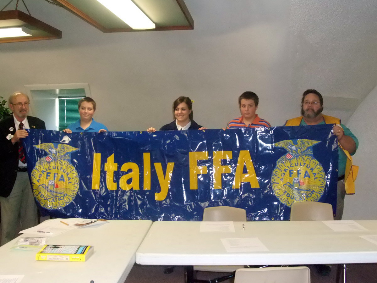 Image: Italy FFA Banners — Italy Lions Club presented Italy FFA with two banners.