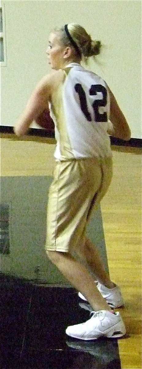 Image: Hannah to pass — Hannah Washington(12) inbounds the ball during the 7th Grade game between Italy and Rio Vista.