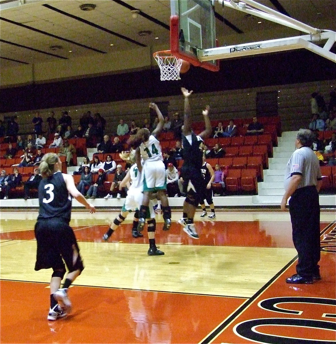 Image: Reed gets open — Italy’s Jimesha Reed(40) goes up for two of her 10-points against Kerens.