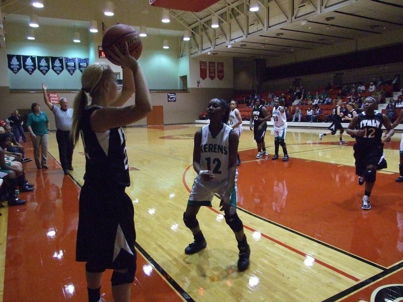 Image: Incoming! — Megan Richards(22) passes to a cutting Chante Birdsong(12).