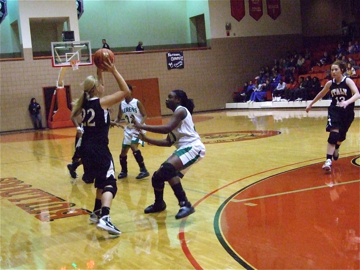 Image: Seeing the court — Megan Richards(22) passes to Bailey Bumpus(13) cutting thru the lane.