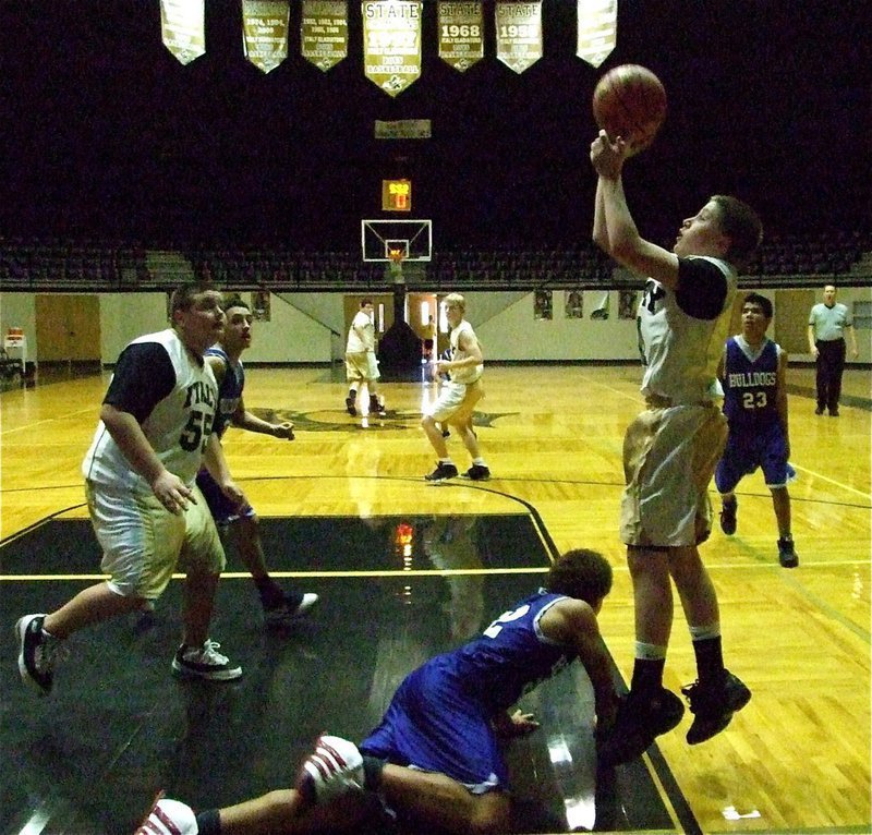 Image: Nice play — John Escamilla(11) steals the inbound pass from Venus and scores.