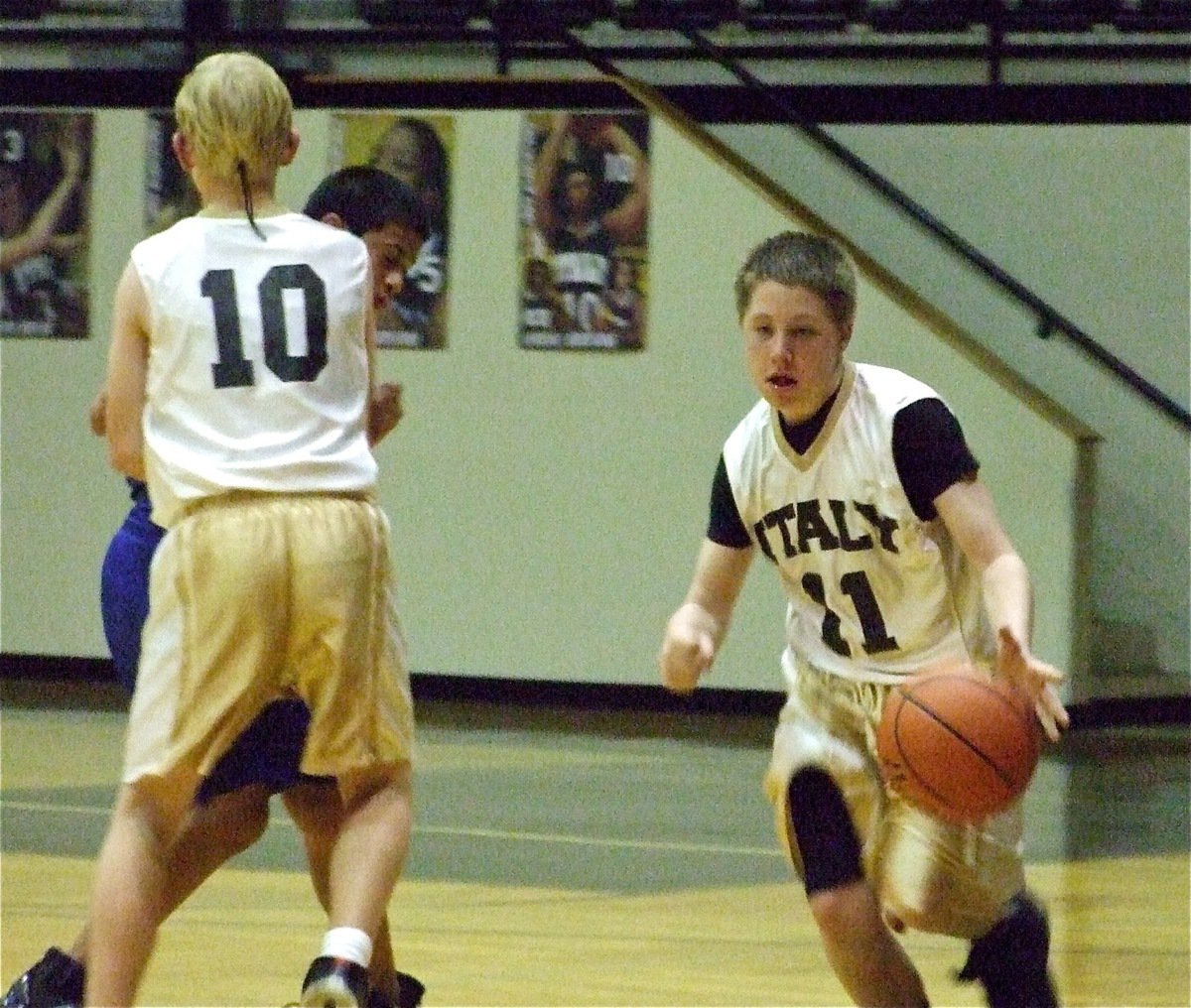 Image: The little things — Cody Boyd(10) sets a hard screen for teammate John Escamilla(11) who takes advantage.