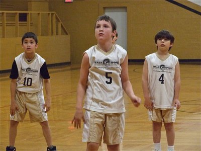Image: We need this one — Italy 20 Alex Hernandez(10) and Mikey South(4) watch intently as Ryder Itson(5) hits a critical free throw.