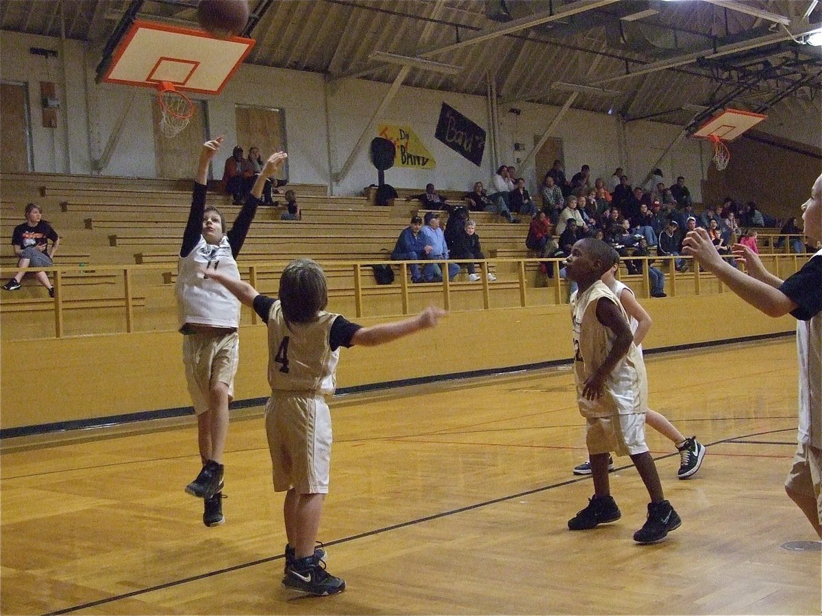 Image: Ty shoots — Ty Hamilton(11) shoots a jumper for Italy 20 while Italy 21’s Cason Roberts(4) and Al Waits(22) defend.