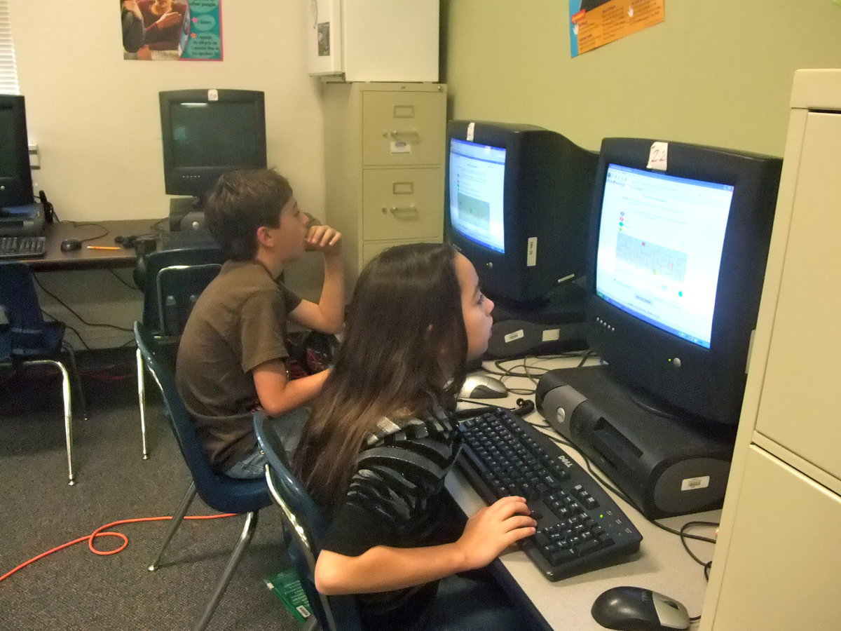 Image: Andrew Oldfield &amp; Madison Galvan — These two are busy learning how to work a maze.