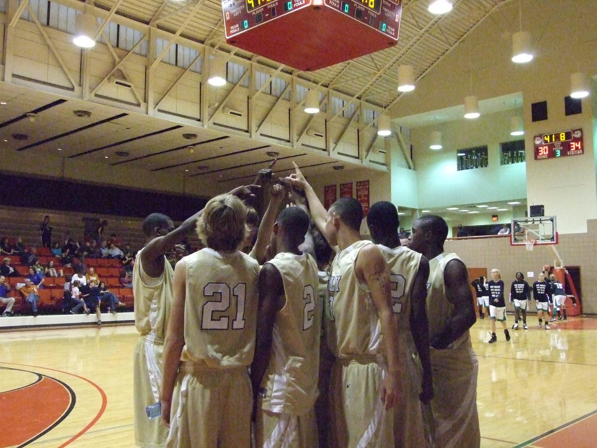 Image: The Huddle Breaks — Italy prepares to start the 2nd half against Mildred after leading 34-30 at the break.