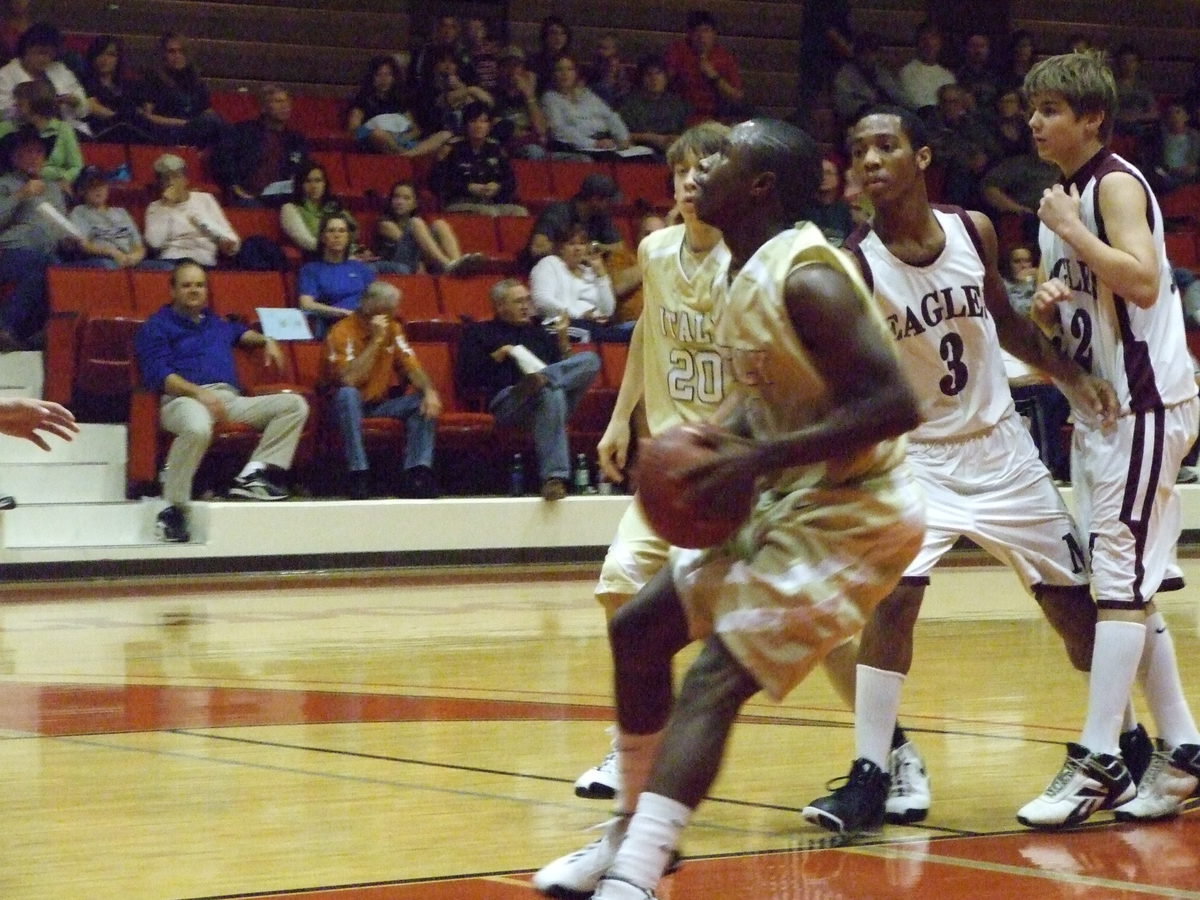 Image: Anderson Powers — Italy Sophomore point guard #11 Jasenio Anderson powers toward the Championship round.