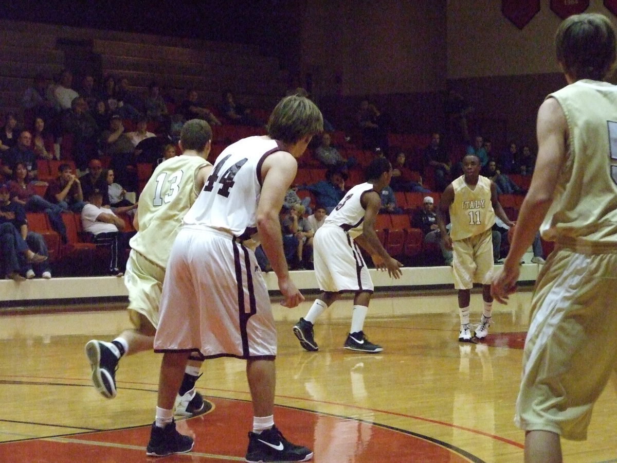 Image: Anderson Observes — Italy’s #11 Jasenio Anderson scans the court looking for the right moment.