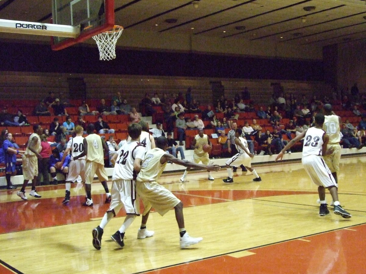 Image: Clemons Posting Up — Italy’s #2 Heath Clemons can score from the outside or underneath in the lane, just get him the ball.