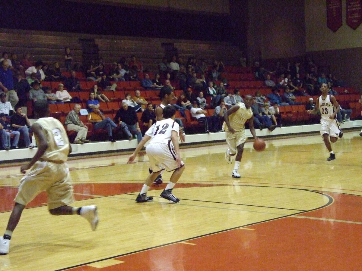 Image: Jasenio Starts The Break — Italy’s #11 Jasenio Anderson looks to pass the down low.