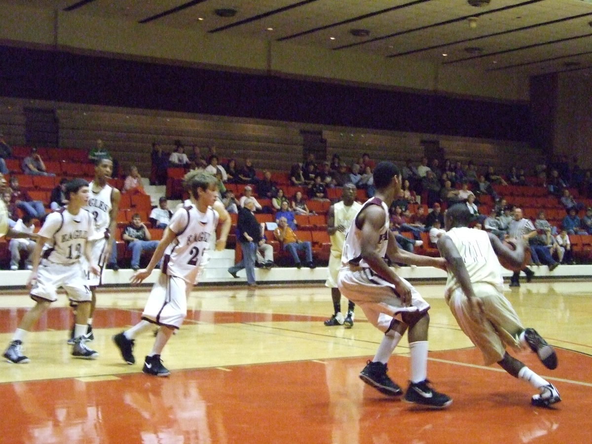 Image: Jasenio Jukes And Drives — Italy’s #11 Jasenio Anderson drives his Gladiators into the Championship round after helping to defeat the Mildred Eagles 63-55.