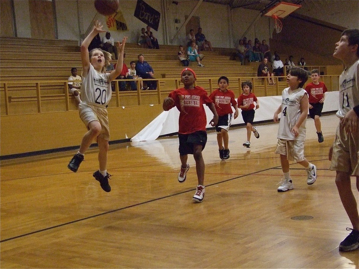 Image: Stockard scores — Stockard Smithwick(20) put in 2-points during the win over Hillsboro Red as Mikey South(4) and Ty Hamilton(11) get in position to rebound. Smithwick finished with 3-points in Italy 20’s final game of the season.