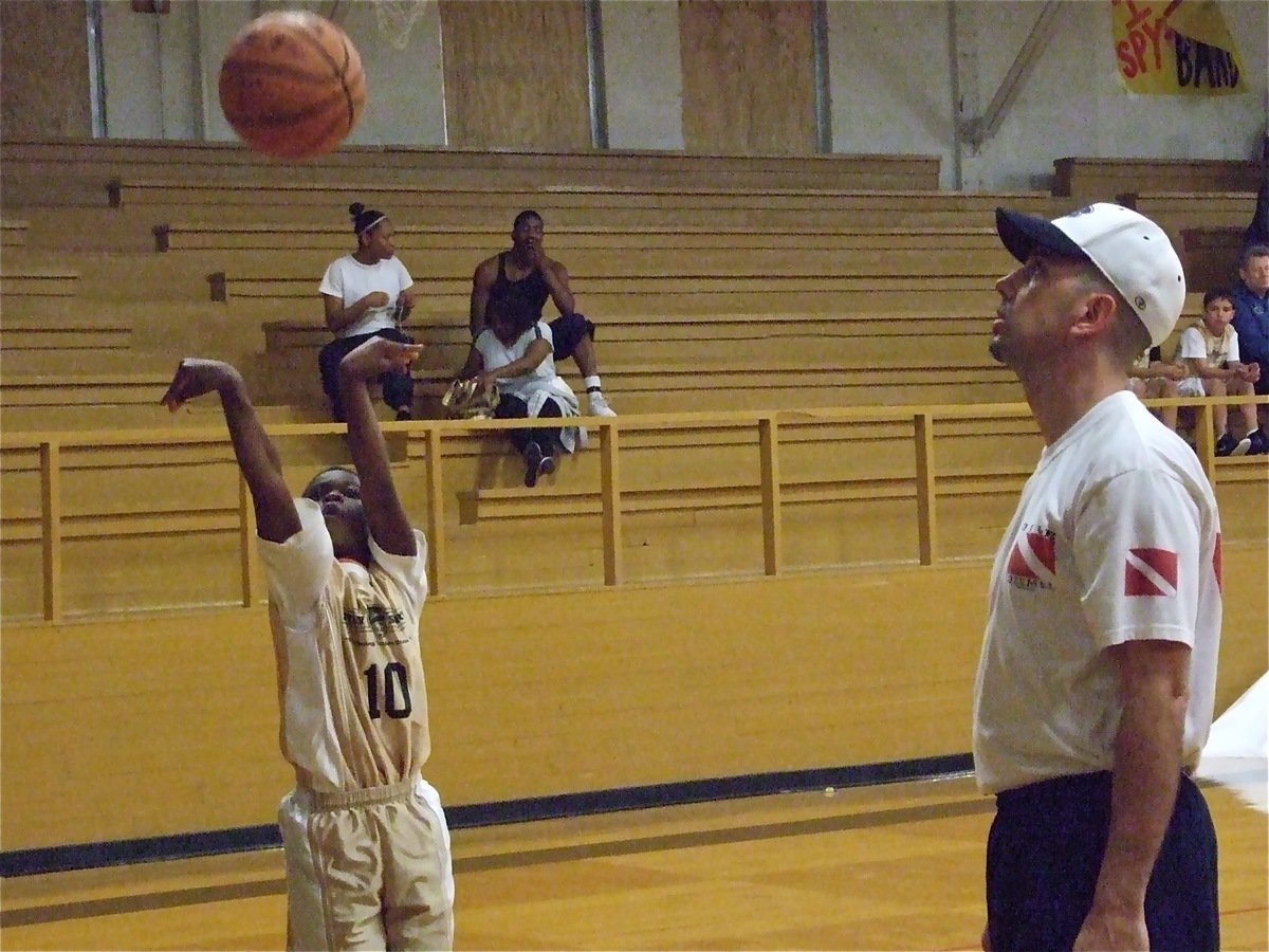 Image: Kiunte Lucas — Stephen Mott observes a jumper by Italy 21’s Kiunte Lucas(10) who demonstrates his “Jaws of Life” technique before the game against Hillsboro Black.