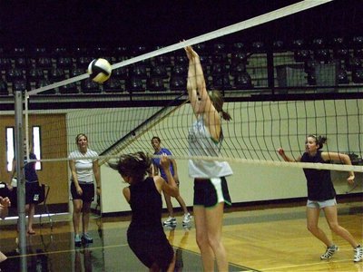 Image: Above the net — Kaitlyn Rossa is a force at the net.