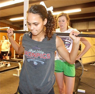 Image: Ro’s right behind you — Anna Viers gets ready in the squat cage while Kaitlyn Rossa has her back.