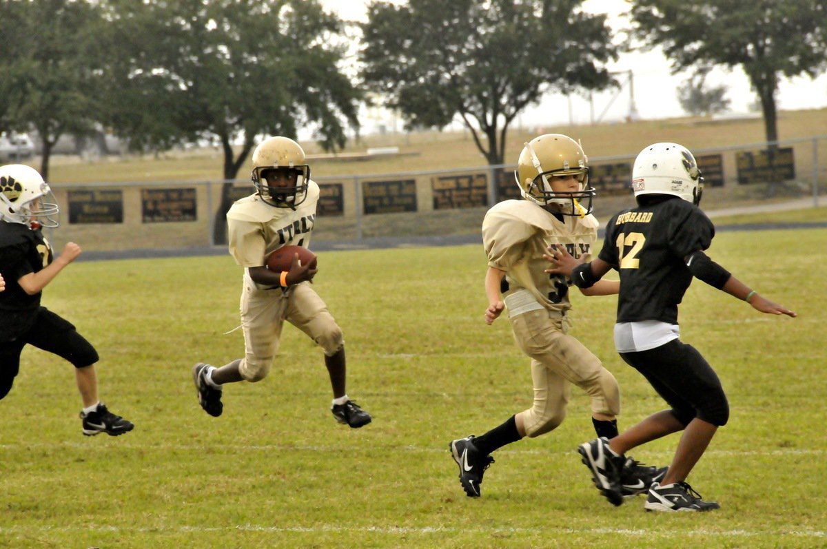 Image: Davis raises game — Jaylon Davis(4) follows his blocking and turns the corner against Hubbard’s defense.