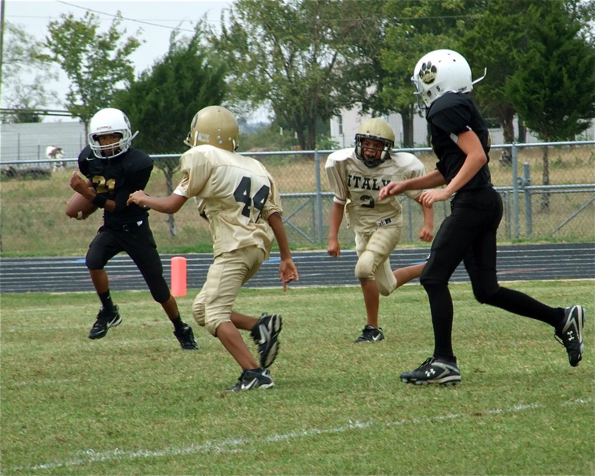 Image: Closing the door — Italy’s Tylan Wallace(2) and Keelan Azakytu(44) hunt down a Jaguar runner.