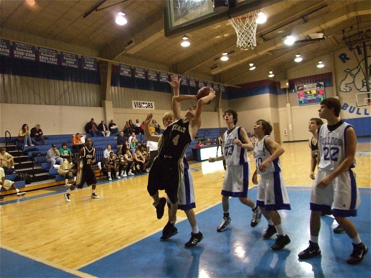 Image: Justin scores — Italy’s Justin Wood(4) scores from the low block.