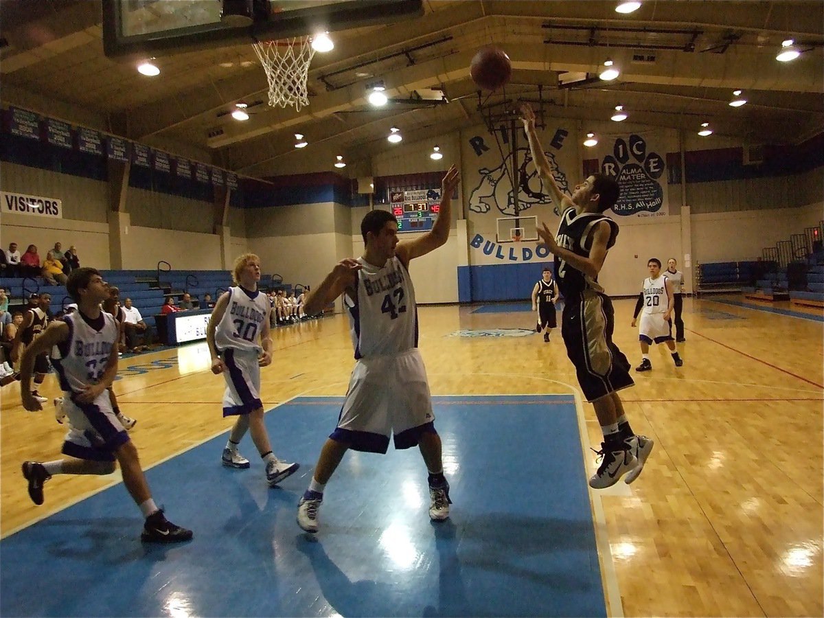 Image: Jacinto for two — Italy’s Caden Jacinto(2) closes in on the Bulldog defense.