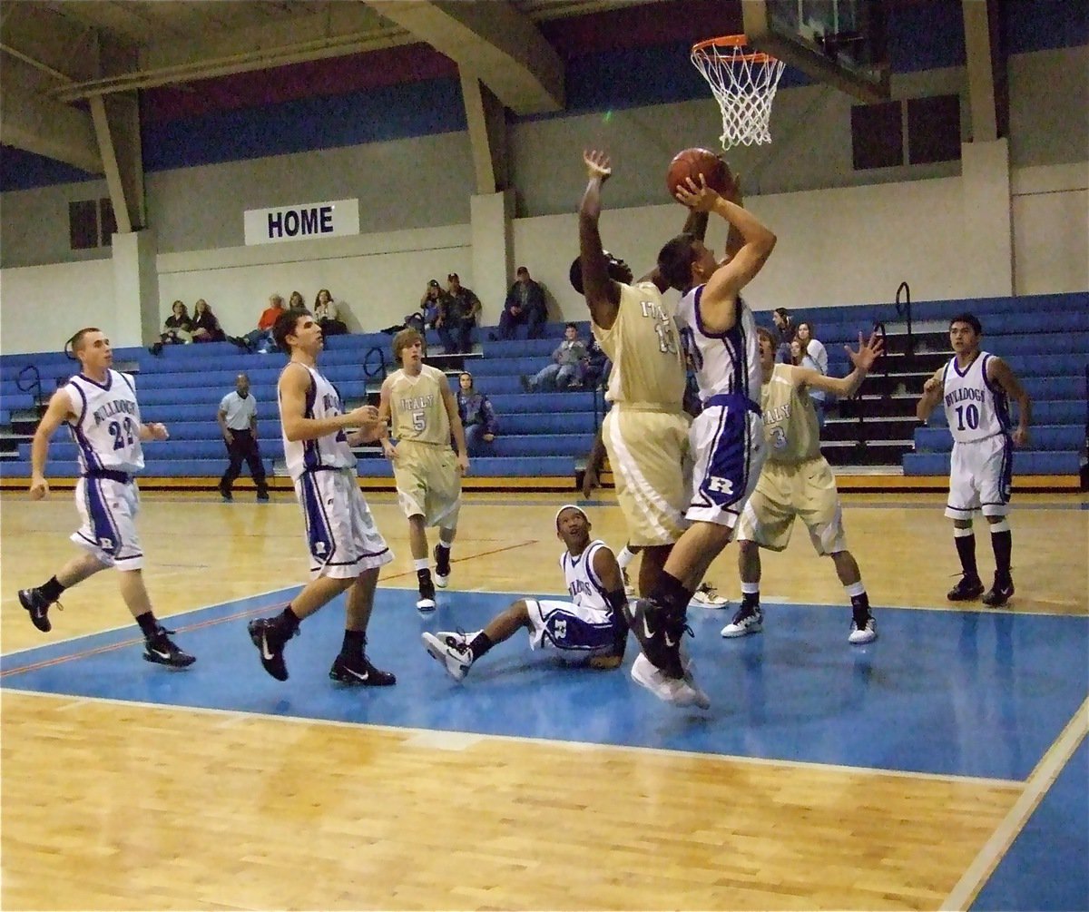 Image: Mayberry defends — Italy’s Larry Mayberry challenges a Bulldog shooter.