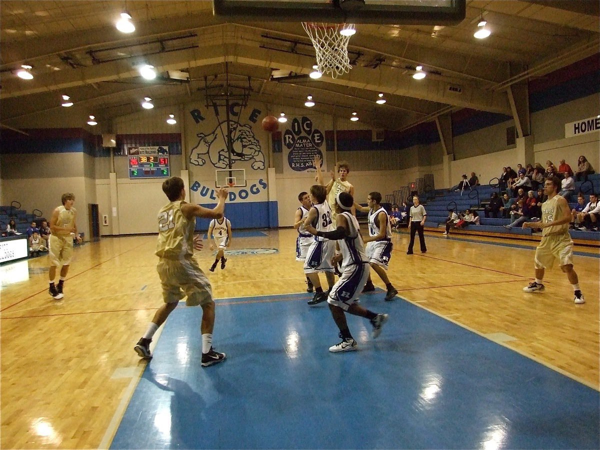 Image: Teammates connect — Jase Holden(3) passes down low to Cole Hopkins(21).