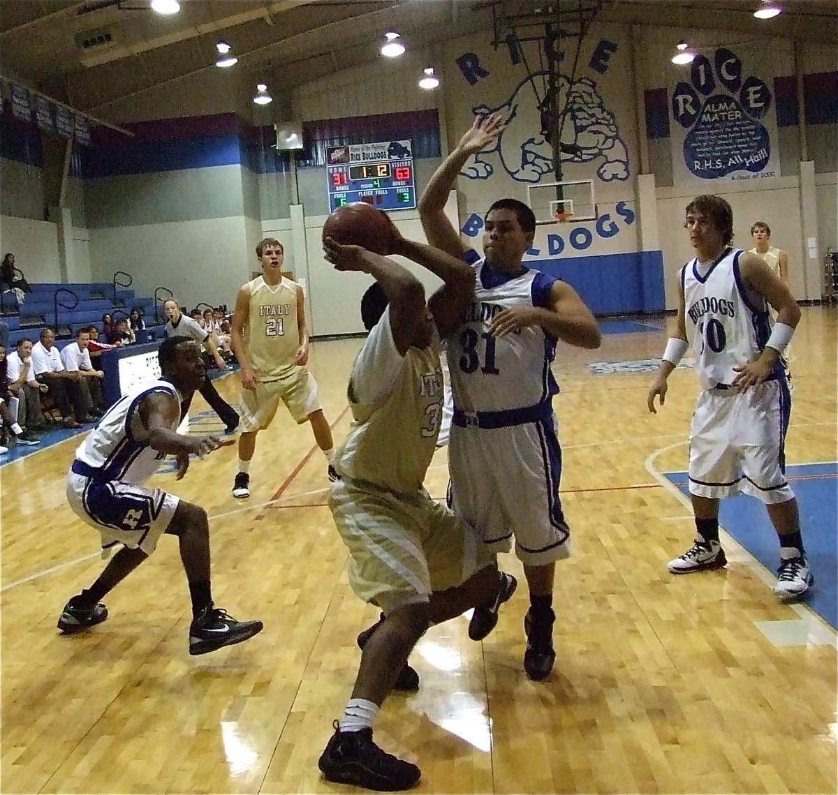 Image: Move over — Italy’s De’Andre Rettig(33) ball fakes along the baseline.