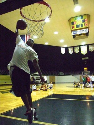 Image: Jarvis jams — Jarvis Harris makes it look easy on his approach to the rack.