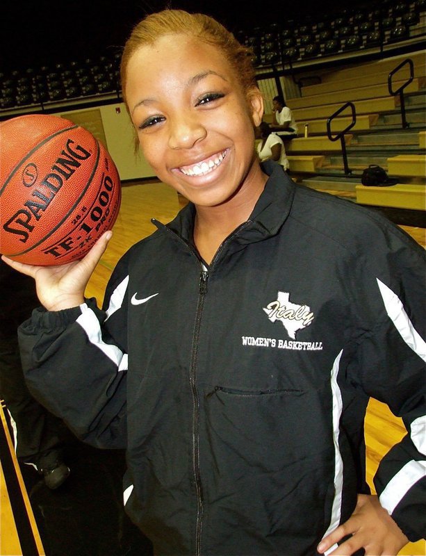 Image: Ryisha Copeland — Shoot to thrill. Italy JV Gladiator Ryisha Copeland and her teammates plan on having much to smile about this season.