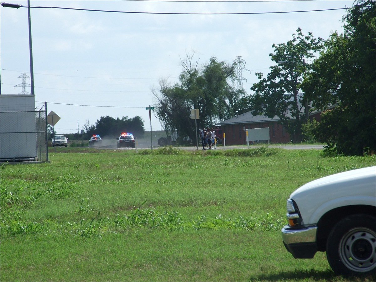 Image: Sirens blaring — DPS Troopers could be seen advancing toward Milford at 4:00 p.m. on Monday, traveling down Hwy 77 thru Italy.