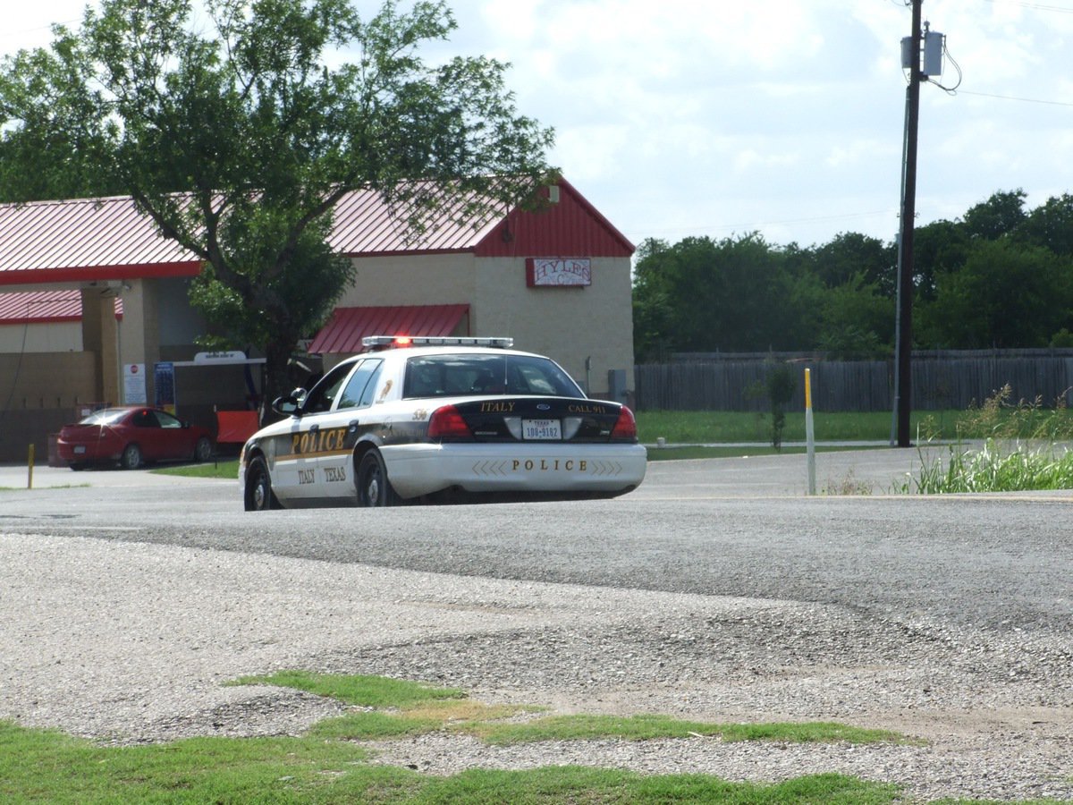 Image: Backup — A second Italy Police unit hits the lights and hurries to Milford.